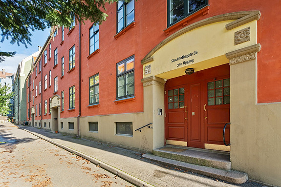 Flott bygård med unik arkitektur.